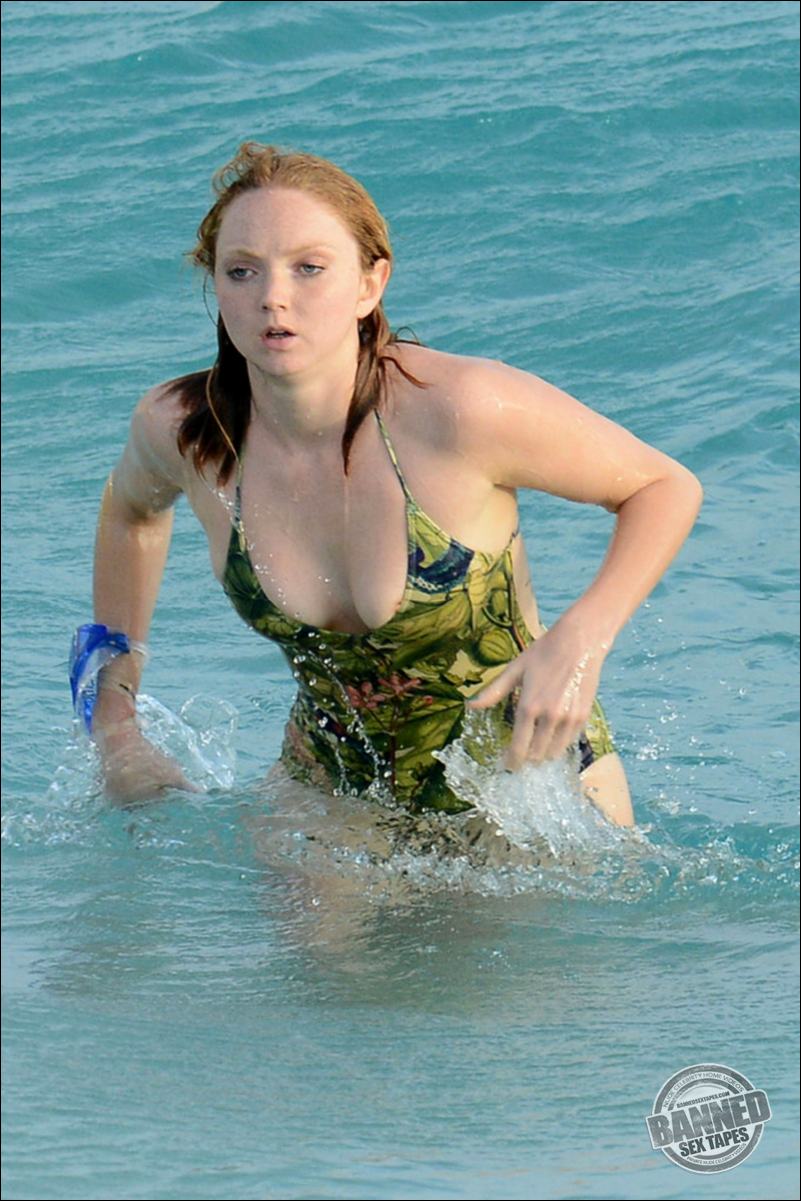 Lily Cole  nackt