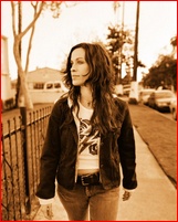 alanis-morissette_06.jpg - 155 KB